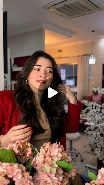 Micaele no salão My Fada, convidando para conhecer os serviços